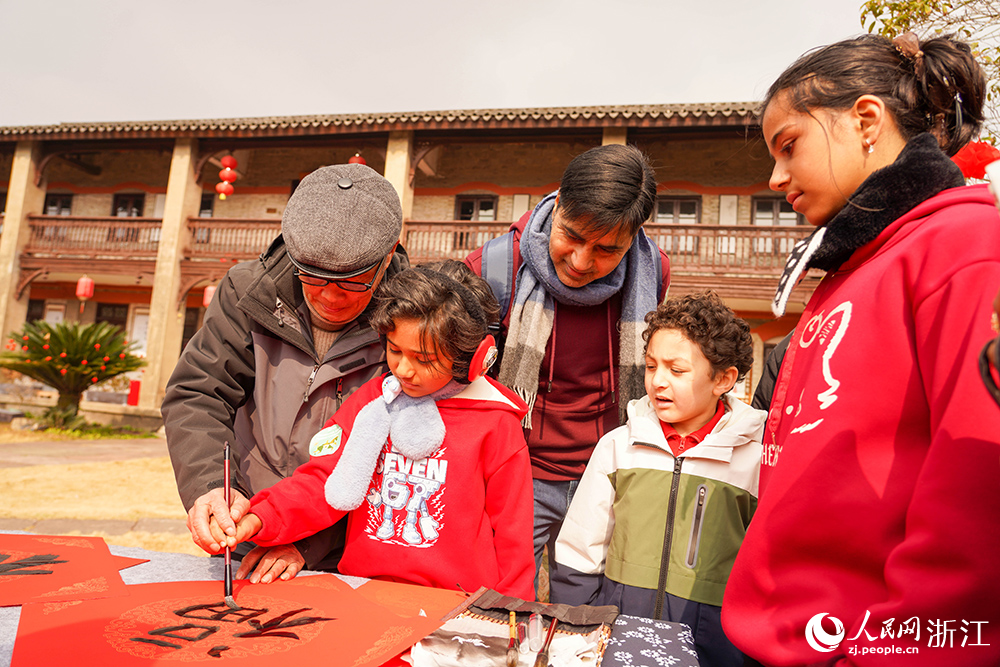 2月1日，外籍友人在宁波市江北区慈城镇写“福”字。人民网 章勇涛摄