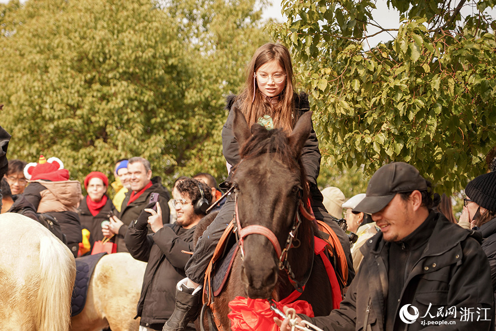 2月1日，外籍友人在宁波市江北区慈城镇体验骑马。人民网 章勇涛摄