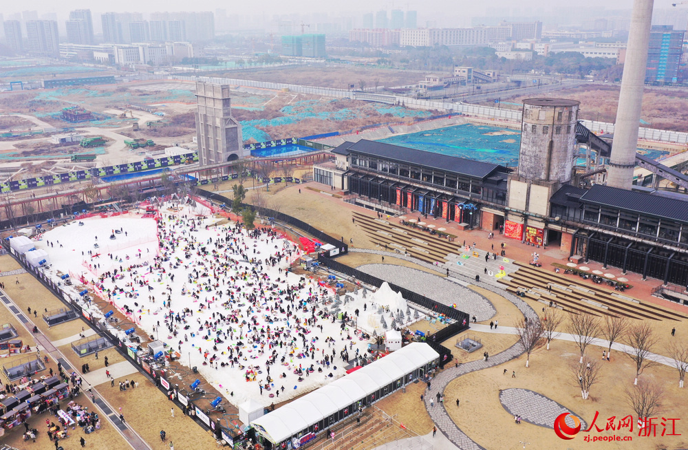 杭钢公园开启的冰雪嘉年华，吸引众多市民走进这片冰雪世界。人民网记者 郭扬摄