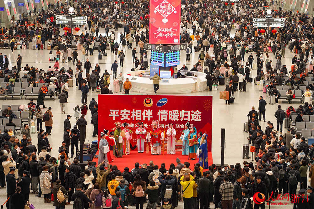 2月2日，2026年春运大幕开启。杭州东站候车大厅人头攒动，旅客们踏上春运返乡路，各类暖心服务也如火如荼展开。人民网 章勇涛摄