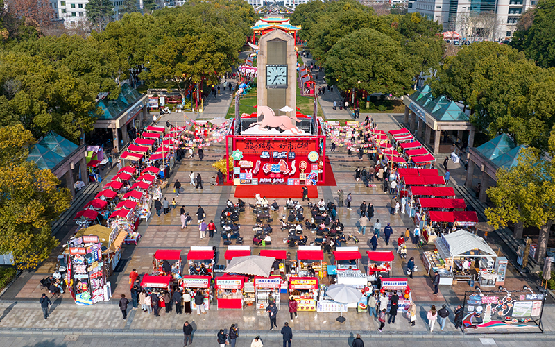 縣城中心廣場化身“新春會客廳”。單佳銘攝