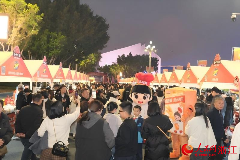 苍南县体育中心广场外的市集上排起长龙。人民网 程欣摄