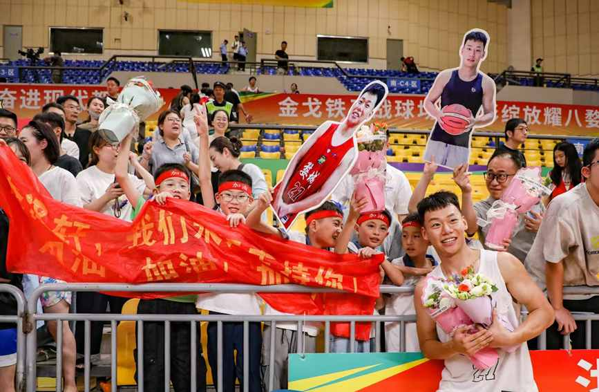 观赛学生与李泽轩拍照留念。受访者供图