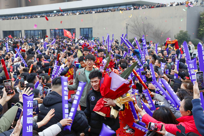 富阳队凯旋，受到热烈欢迎。吴华群摄