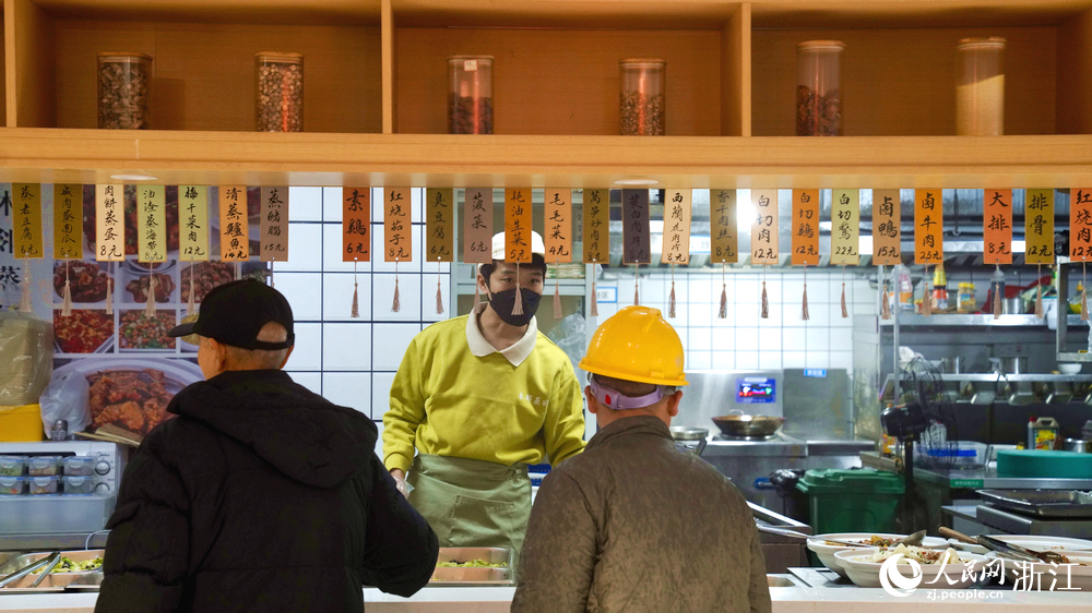 社區老人和附近建筑工地的工人是食堂的熟客。人民網記者 郭揚攝
