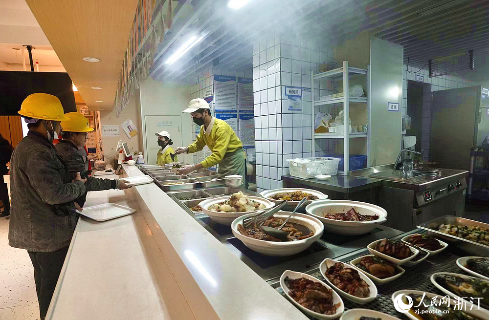這裡成了附近建筑工地的工人們的食堂。人民網記者 郭揚攝