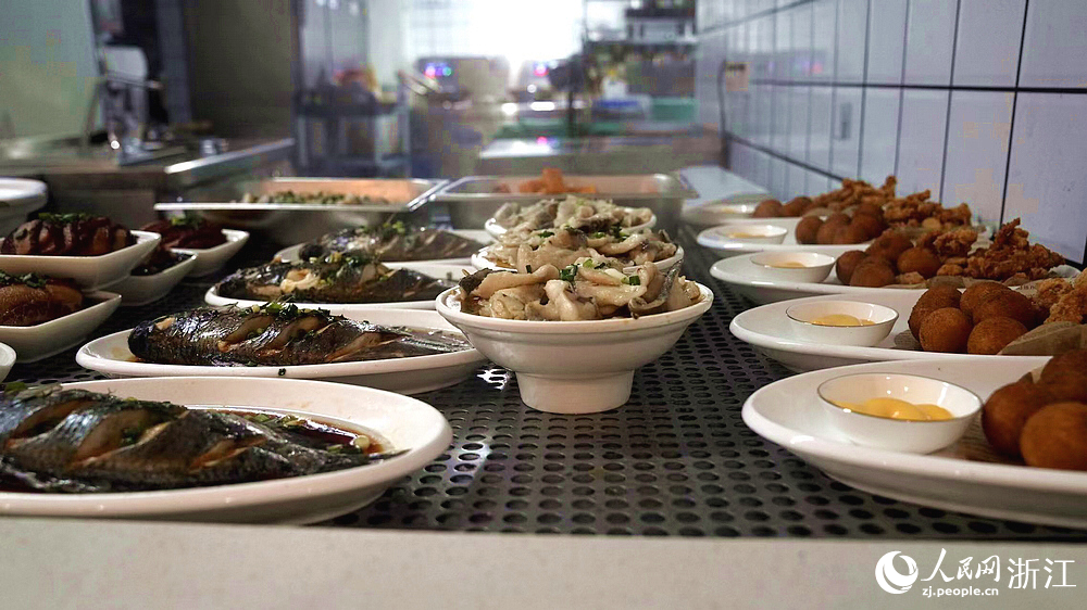 各式各樣的菜肴被擺上餐台。人民網記者 郭揚攝