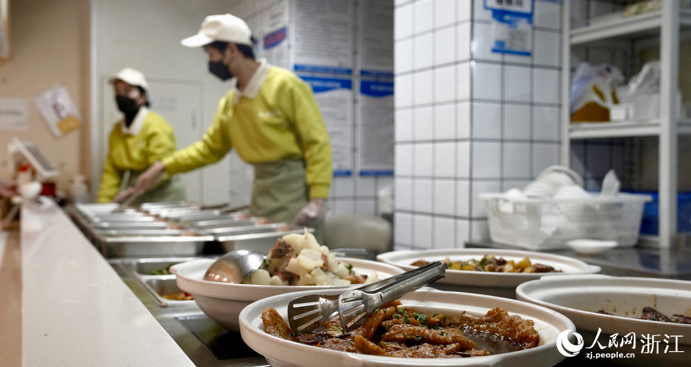 各式各樣的菜肴被擺上餐台。人民網記者 郭揚攝