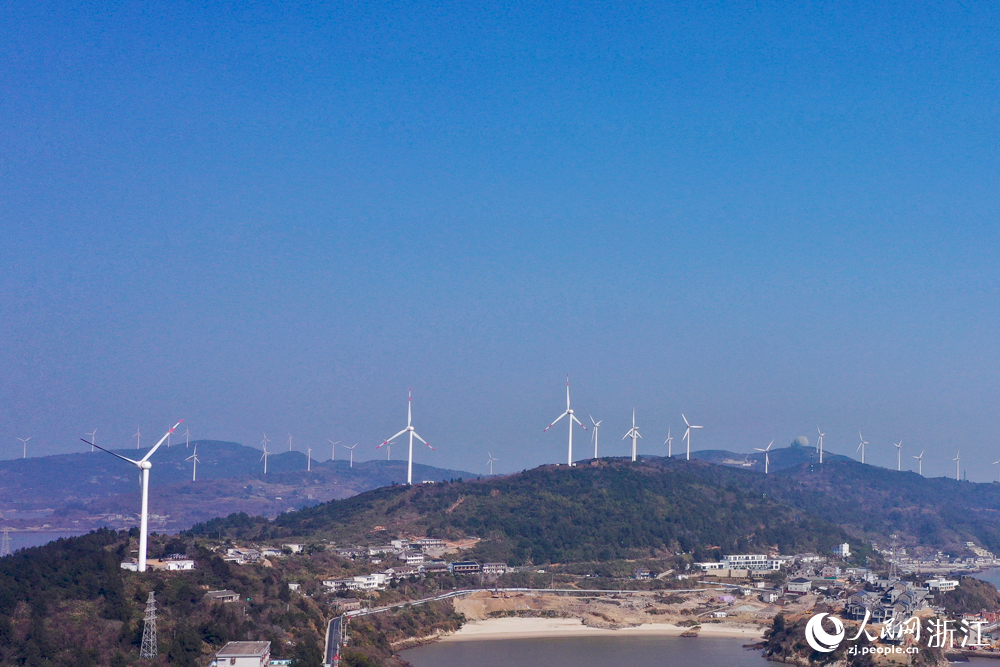 近日，在台州市椒江區大陳島，一台台白色風機矗立於山脊之間。人民網記者 郭揚攝