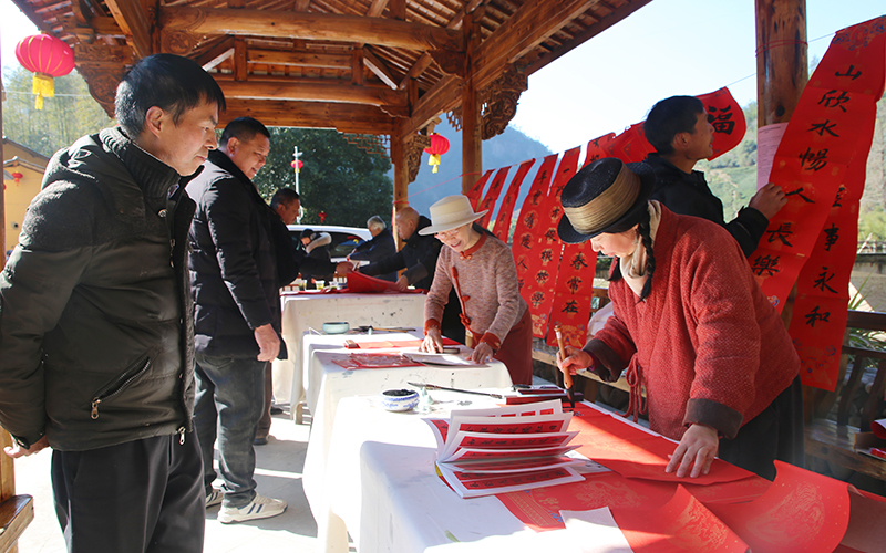 為游客寫春聯。遂昌縣委宣傳部供圖
