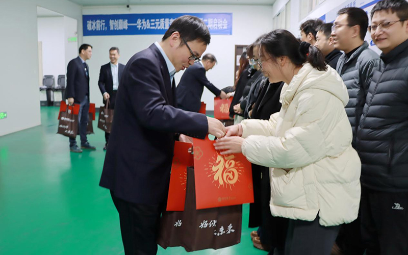 将“暖冬礼包”和“新春福袋”送到企业员工手中。南京银行杭州萧山支行供图