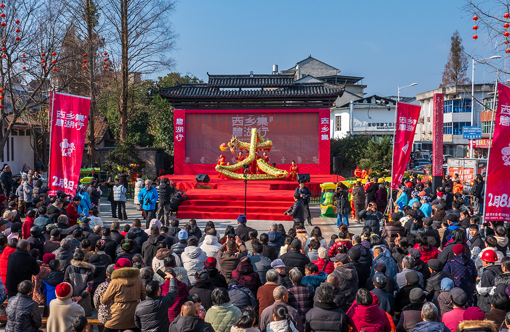舞龙表演。贾恒摄