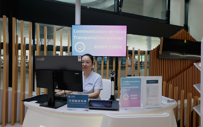 寧波櫟社機場服務點增派雙語服務人員，實現業務高效受理。浙江移動供圖