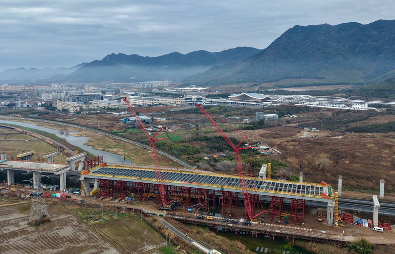 甬台温改扩建宁波南段东江系杆拱桥右幅系梁合龙现场。王伟摄