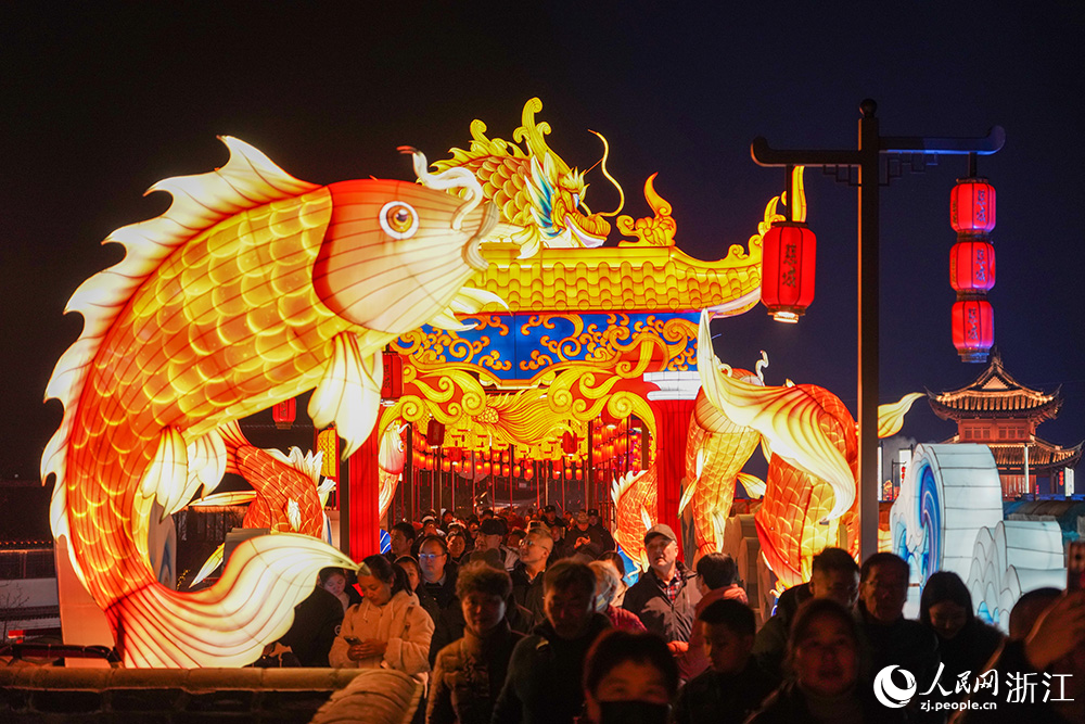 市民观看2026宁波江北慈城马年新春灯会。人民网 章勇涛摄