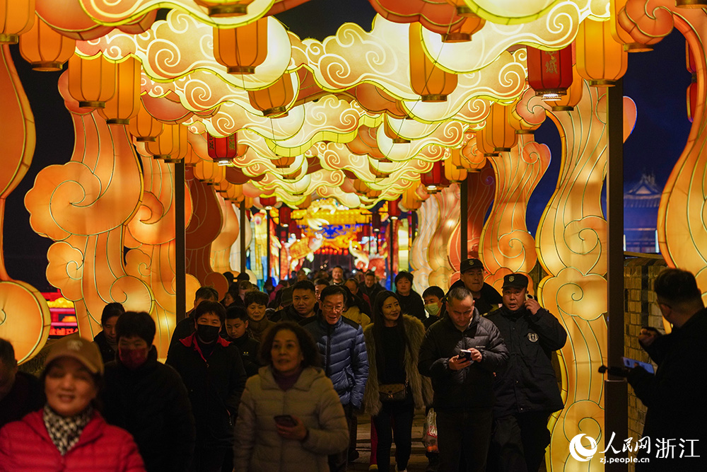 市民观看2026宁波江北慈城马年新春灯会。人民网 章勇涛摄