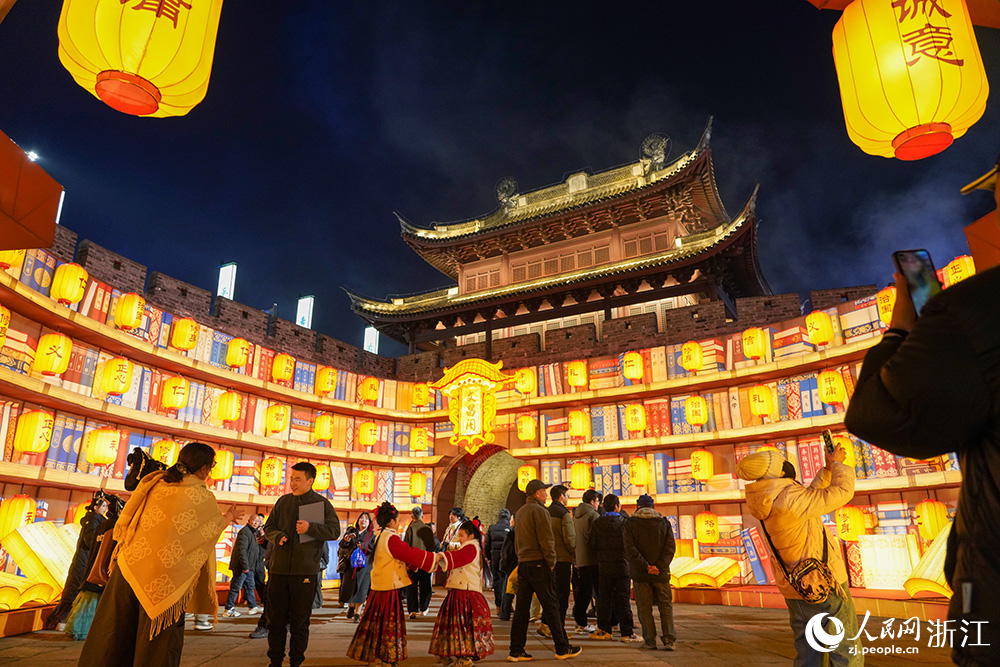 市民观看2026宁波江北慈城马年新春灯会。人民网 章勇涛摄