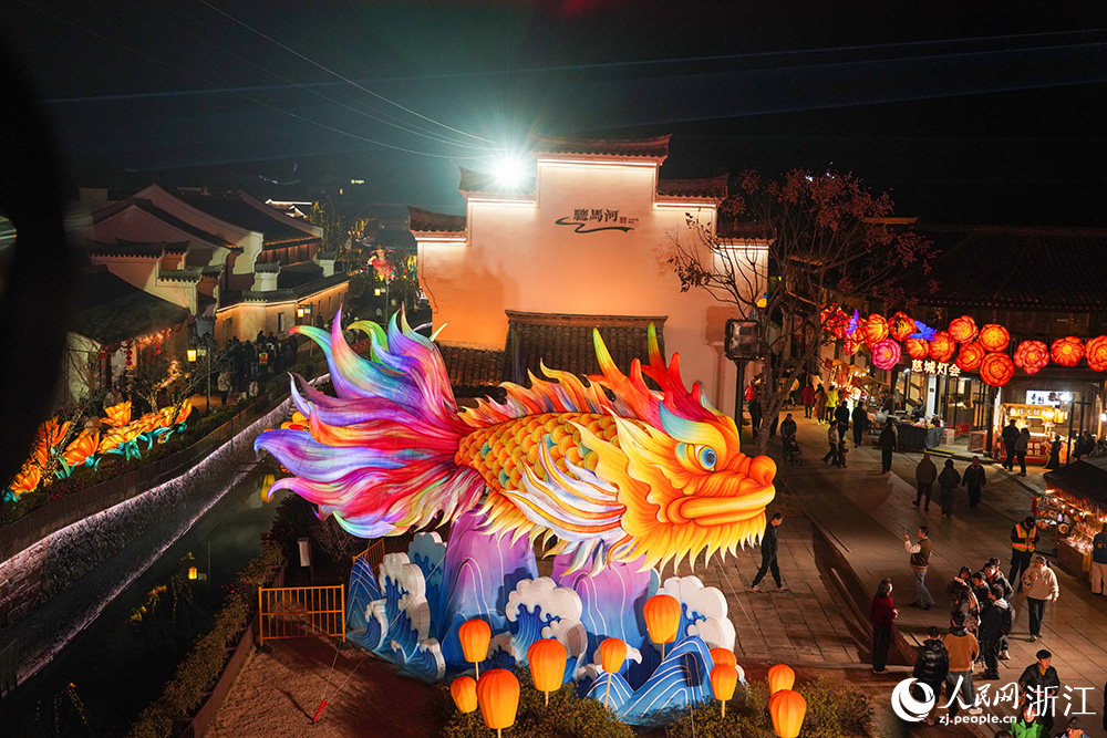 市民观看2026宁波江北慈城马年新春灯会。人民网 章勇涛摄