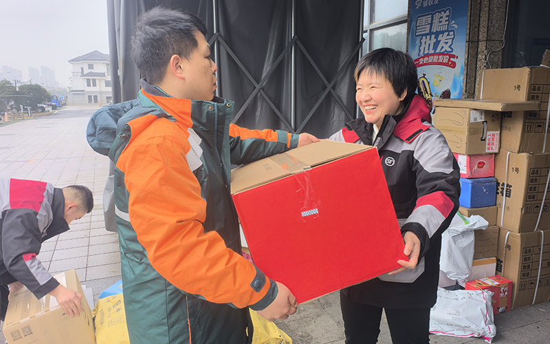 快遞員收到街道送上的新春“盲盒”。錢塘區委社會工作部供圖