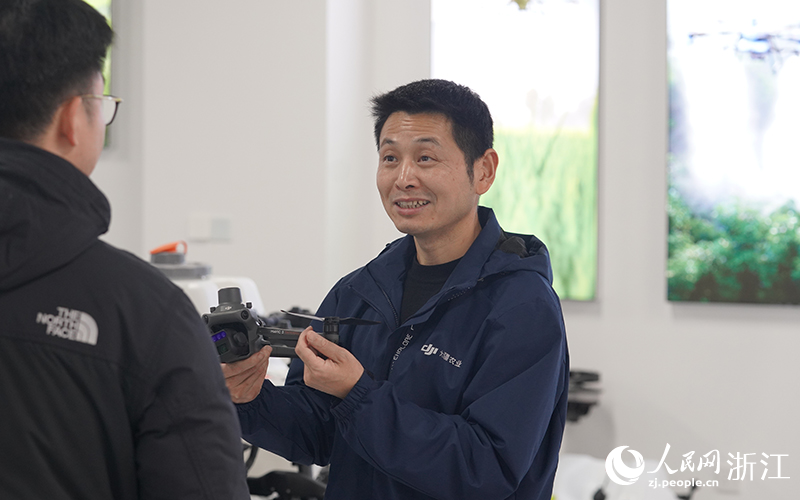 趙定鋒正在介紹無人機功能。人民網記者 陳陸洵攝