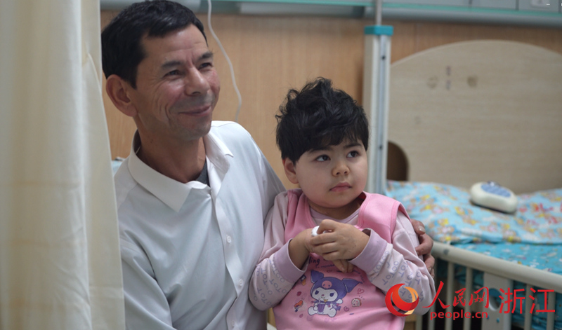 小依依和爸爸。人民网记者 陈陆洵摄