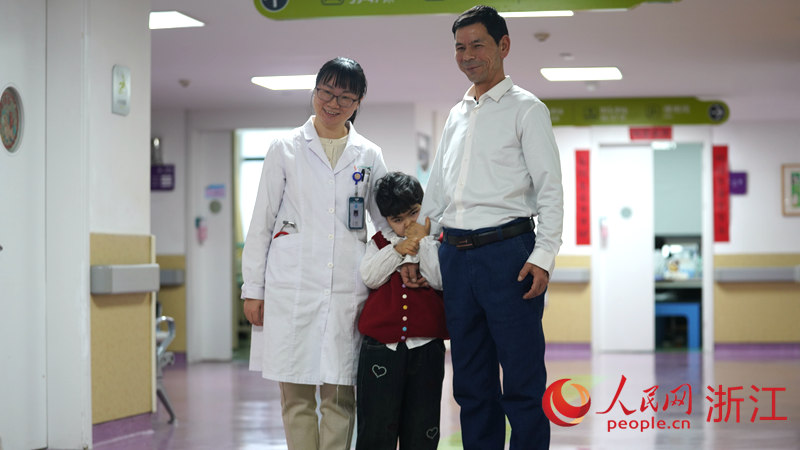 出院前，小依依一家与杨丽君（左）合影。人民网记者 陈陆洵摄