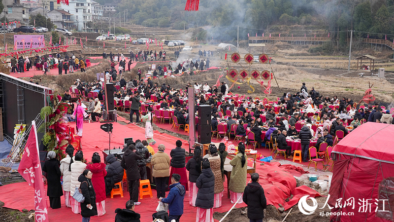 五尖山村演出现场人声鼎沸。人民网记者 郭扬摄