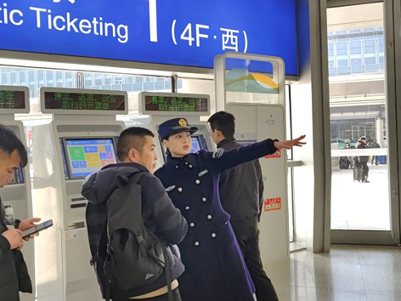 女子巡邏隊隊員正在幫助乘客。杭州西站綜合行政執法隊供圖
