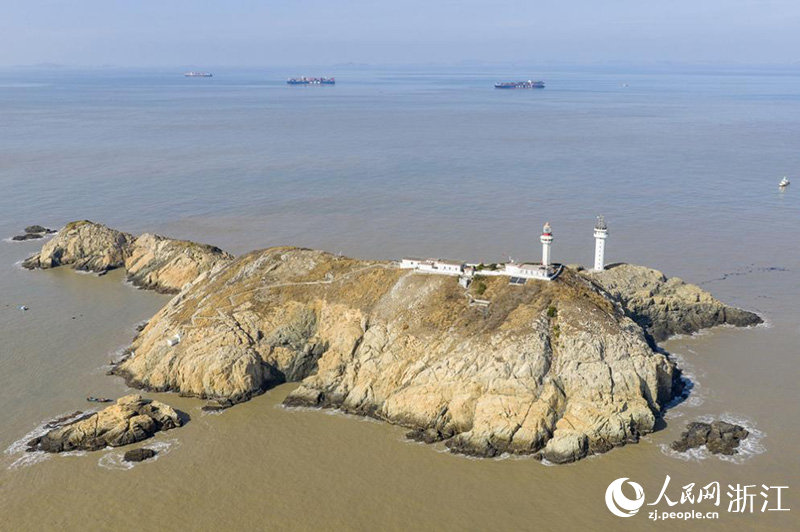 下三星島，一塊僅0.07平方公裡的海中巨礁，崖壁陡立。人民網 章勇濤攝