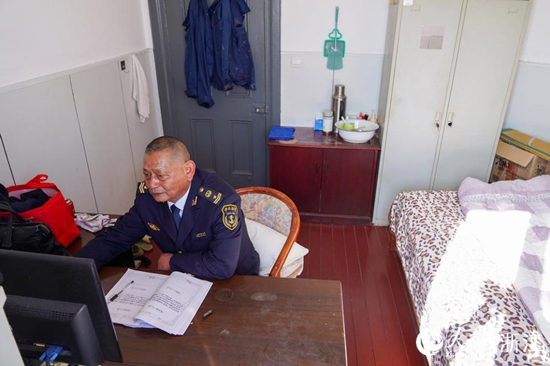 黃海鬆在房間查閱、記錄燈塔運行日志。人民網 章勇濤攝