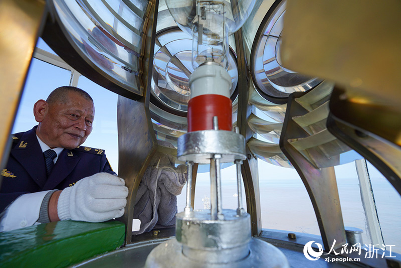 黃海鬆在維護燈塔。人民網 章勇濤攝