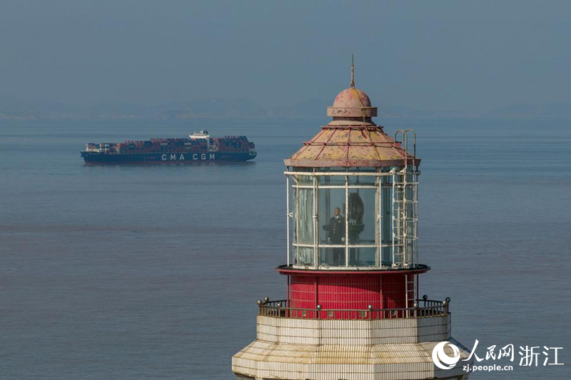 黃海鬆在燈塔上瞭望附近海面情況。人民網 章勇濤攝