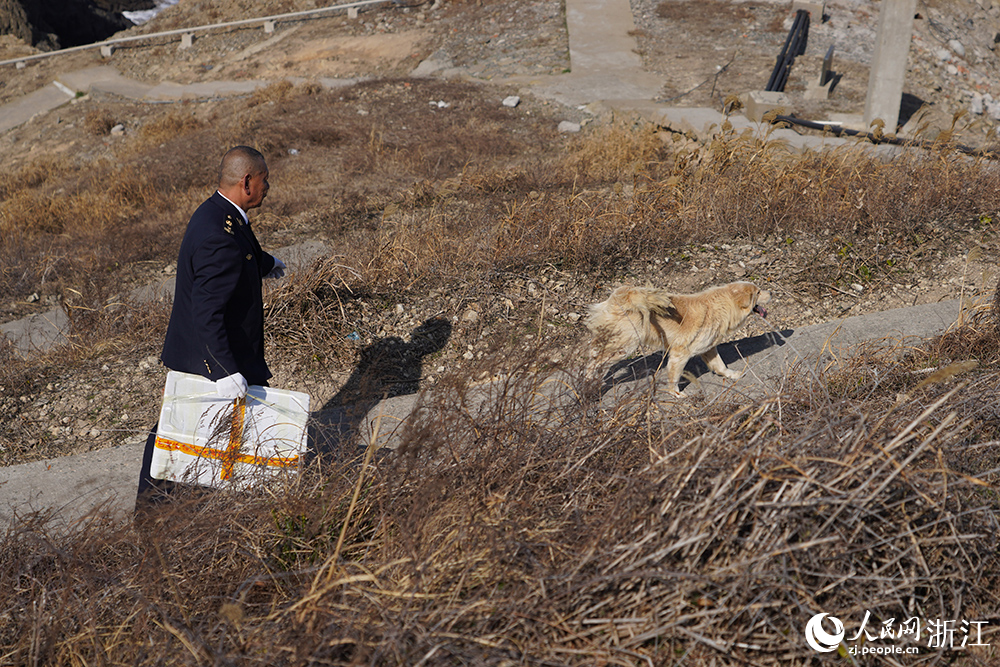 黃海鬆搬運物資 。人民網 章勇濤攝