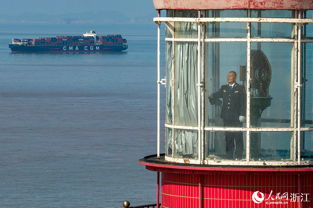 黃海鬆在燈塔上瞭望附近海面情況。人民網 章勇濤攝