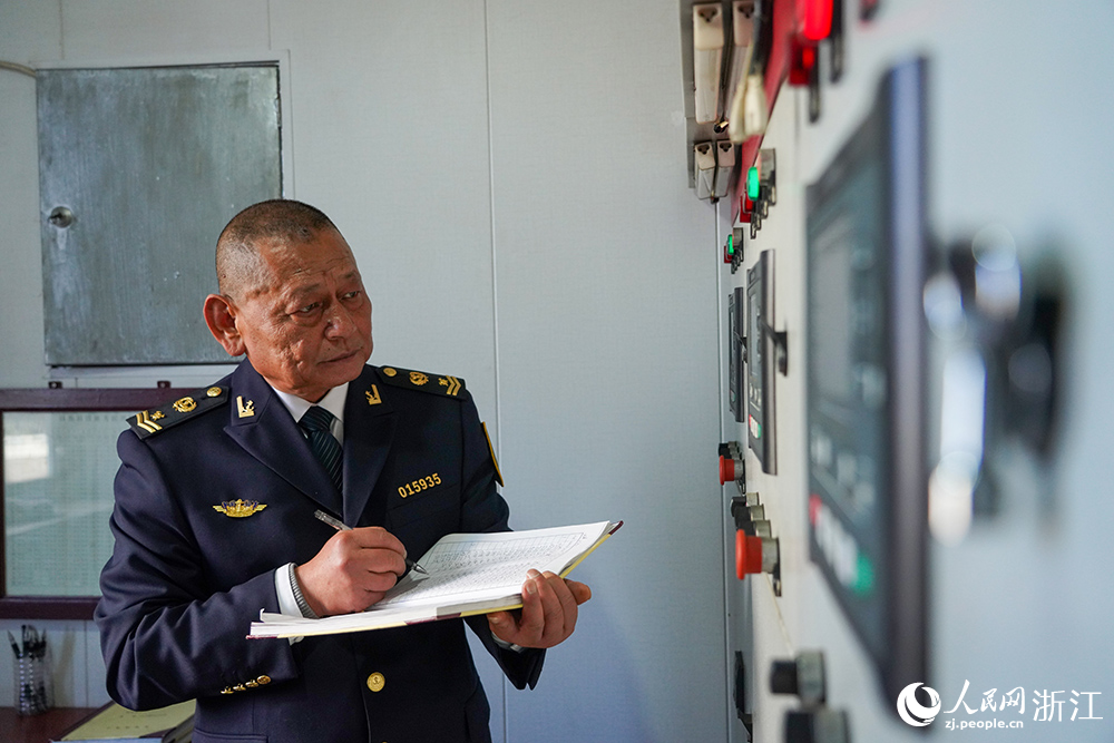 黃海鬆在發電機房登記設備運行情況。人民網 章勇濤攝