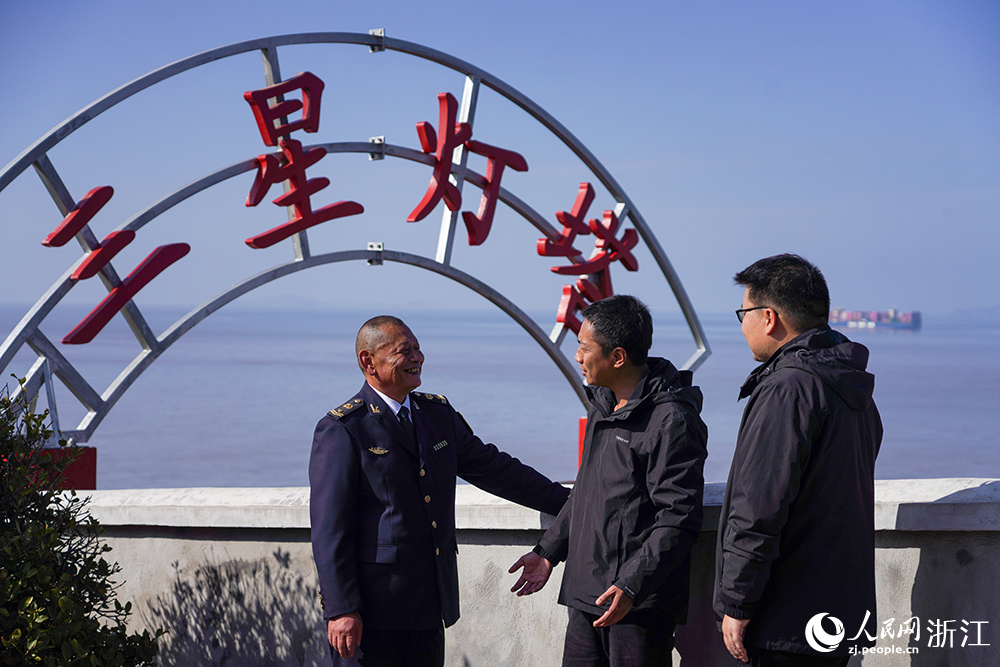 黃海鬆和同事在話家常。人民網 章勇濤攝