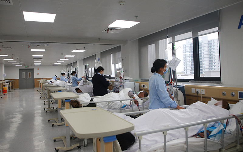 血液透析室内,医护人员有条不紊进行服务。遂昌县委宣传部供图