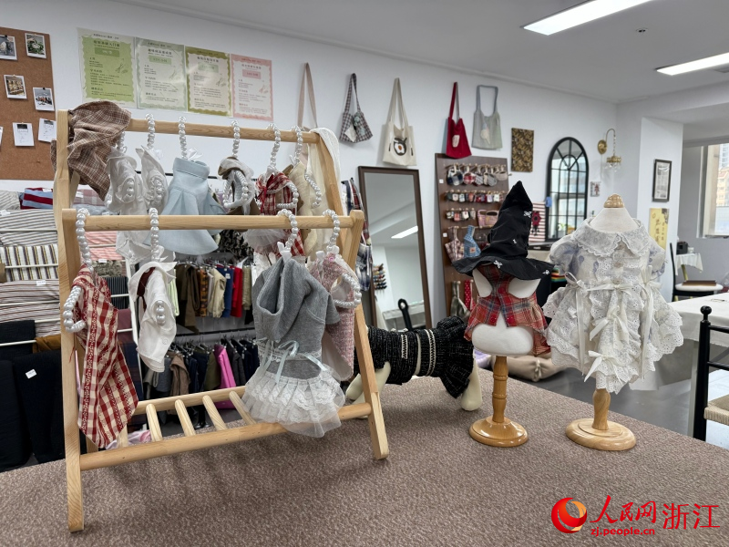 店鋪裡擺放著多款寵物樣衣。人民網 程欣攝