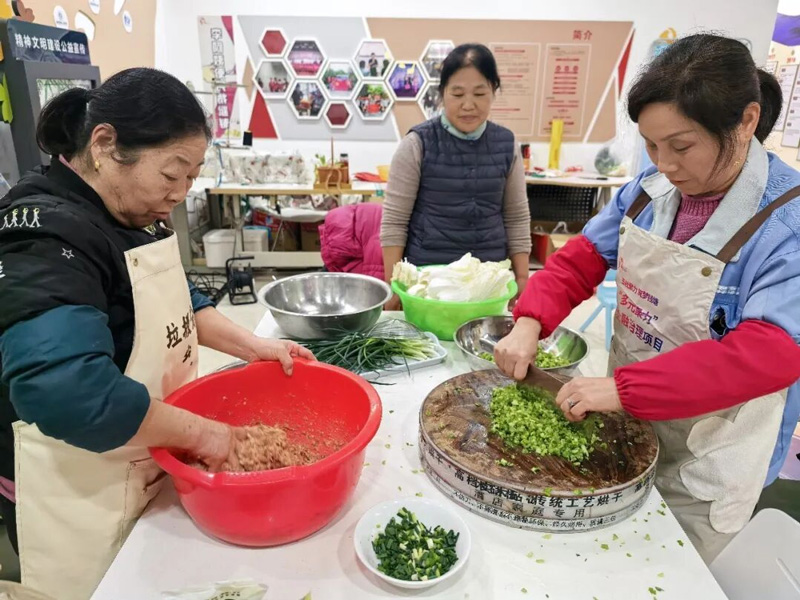 居民們忙著備菜。白楊街道供圖