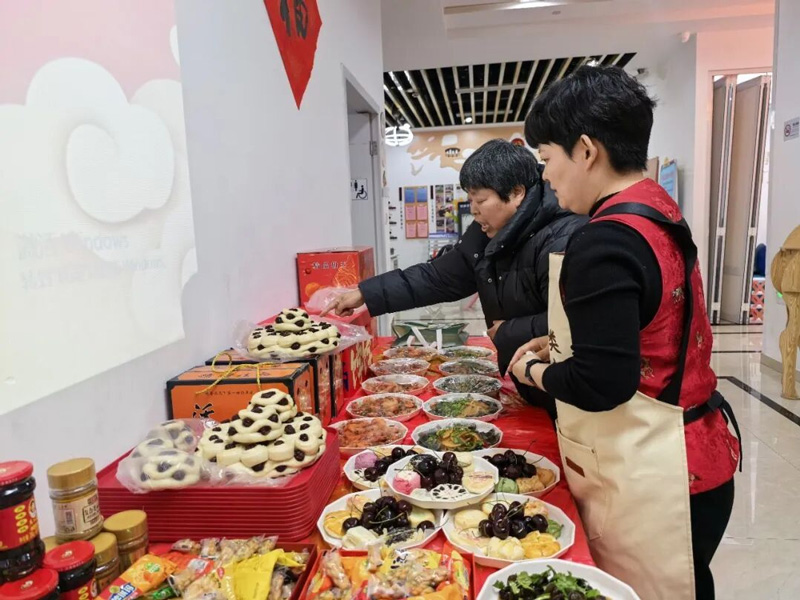 不少居民帶來家鄉特產。白楊街道供圖