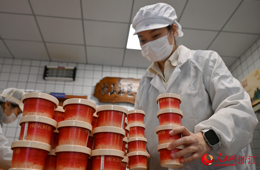 摆放好的鲜酪将放进箱内发酵。人民网记者 张丽玮摄