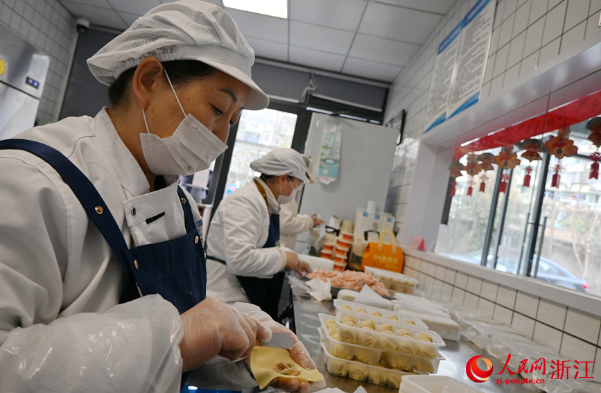 忙碌中的退休阿姨。人民网记者 张丽玮摄