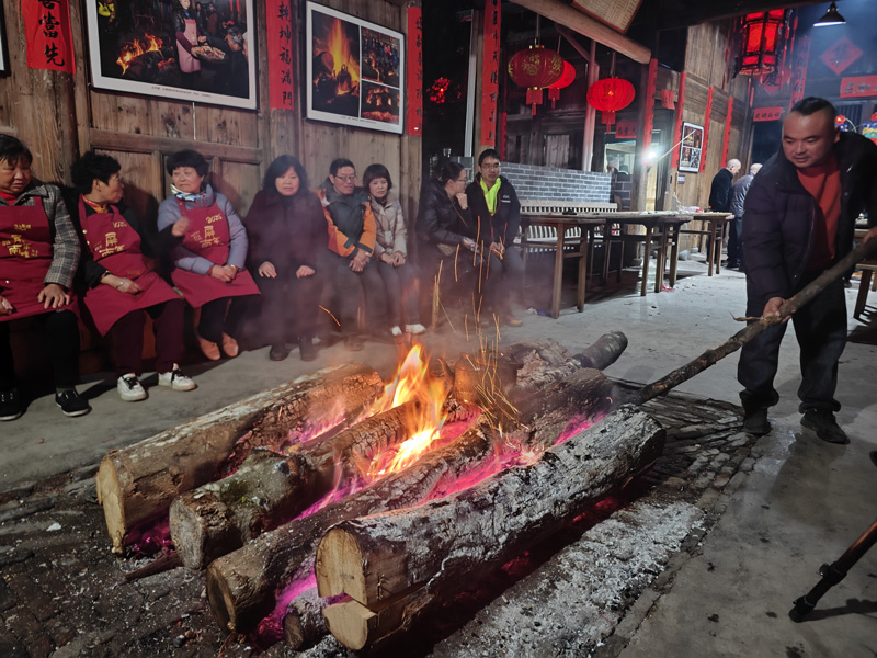 傳統燒火堆。周彩萍攝