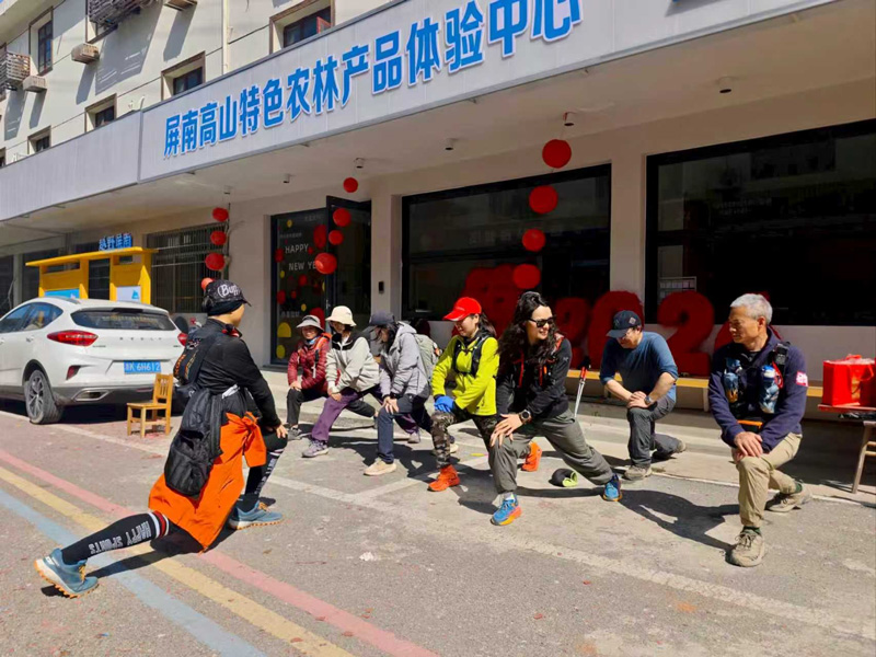 跑友們正在熱身。周彩萍攝