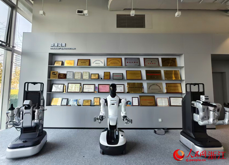 灵西的“眼睛”未来能适配更多机器人形态。人民网记者 康梦琦摄