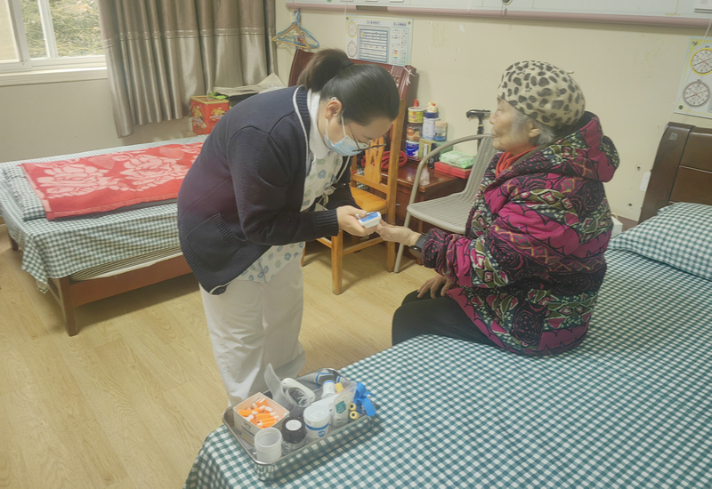 李艳辉正在进行血糖检测。受访者供图