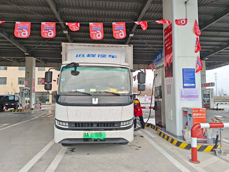 富阳春南加能站员工正在为车辆加注甲醇 陈群 摄