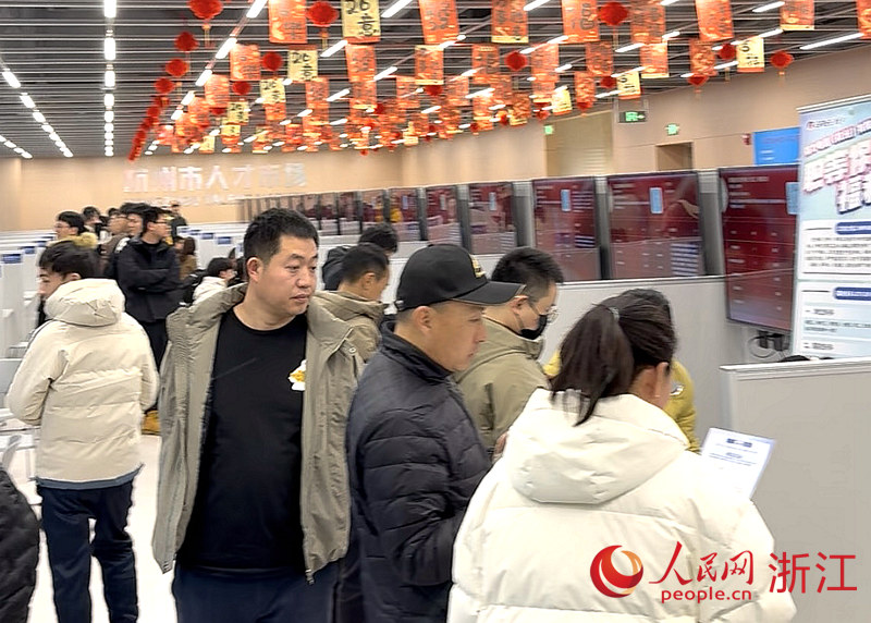 招聘會現場。人民網記者 方彭依夢攝