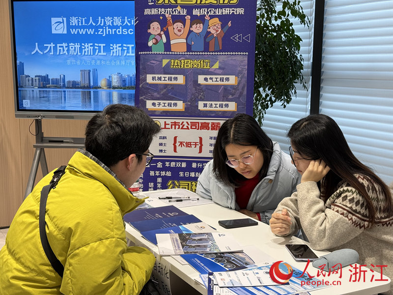 招聘會現場。人民網記者 方彭依夢攝