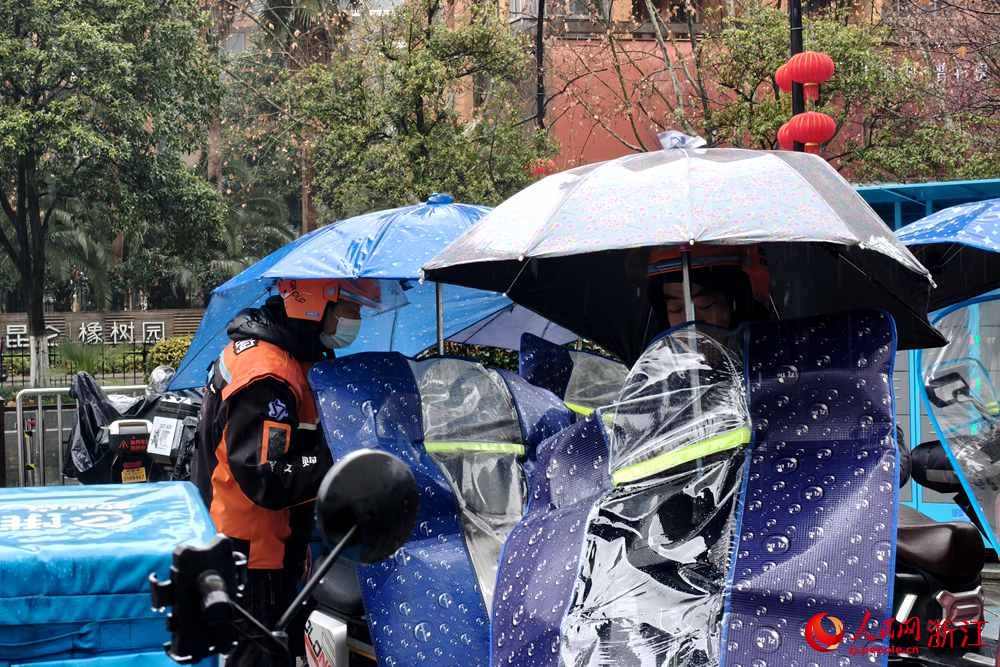 短暫休息后，“小哥”繼續工作。人民網記者 張麗瑋攝
